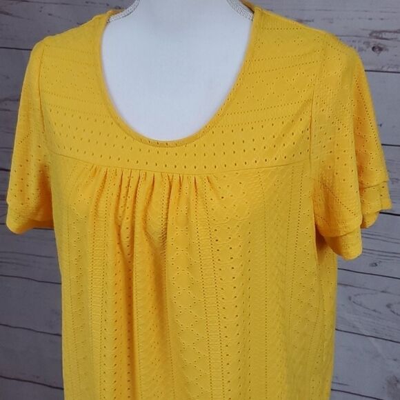 💸3/12$- Avon Eyelet Top w/ Flutter Sleeves-Medium - Picture 3 of 8